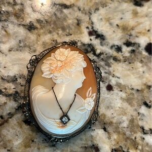 Vintage women’s cameo pendant, brooch